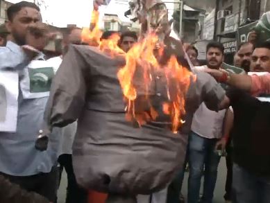 Protestors burning photos of Pak Flag