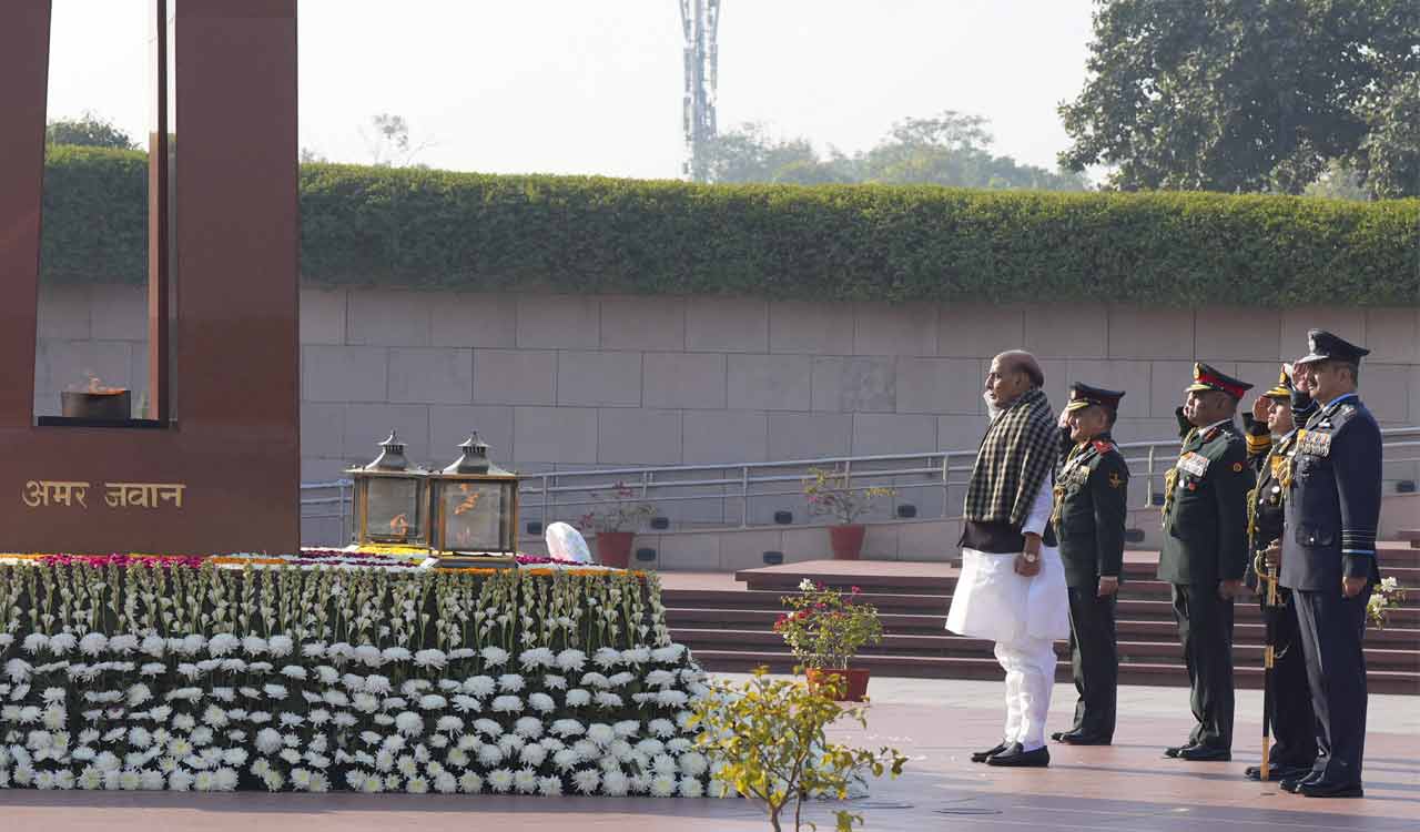 Rajnath Singh lays wreath at National War Memorial on occasion of Vijay  Diwas-Telangana Today