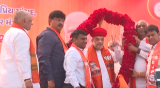BJP workers facilitating Amit shah as he started his election campaign 