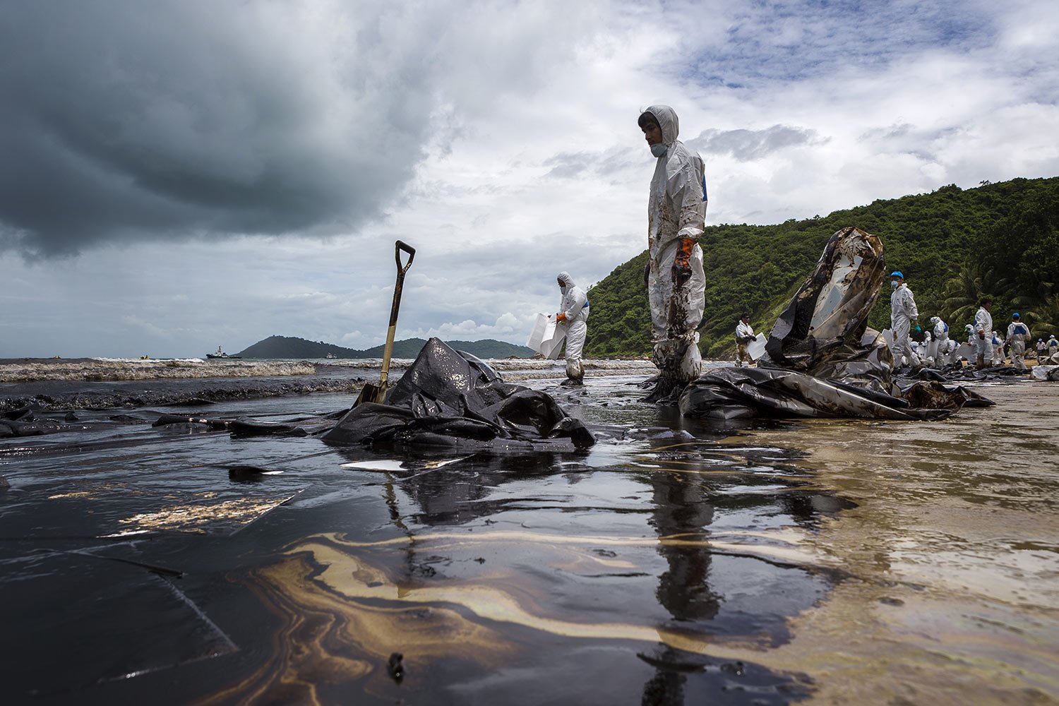 Thailand tries to contain ‘disaster’ oil spill from undersea pipeline