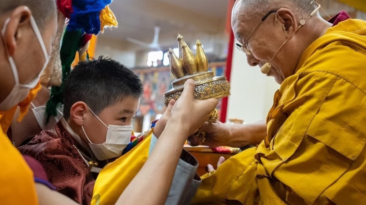 दलाई लामा का चीन को बड़ा झटका; 8 साल के मंगोलियाई बच्चे को बनाया गया ‘धर्मगुरु’