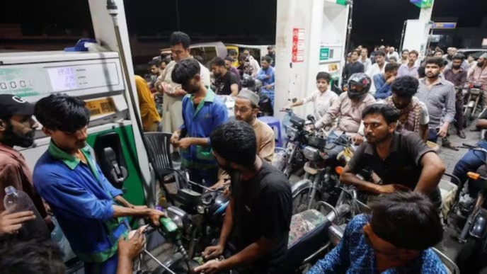 पाकिस्तान में महंगाई का प्रकोप, एक लीटर पेट्रोल के चुकाने पड़ेंगे इतने रुपये