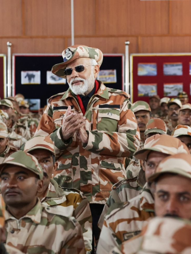 PM Modi Meets Soldiers: हिमाचल के लेप्चा में पीएम नरेंद्र मोदी ने भारतीय सेना के जवानों के साथ मनाई दिवाली, देखिए फोटोज़