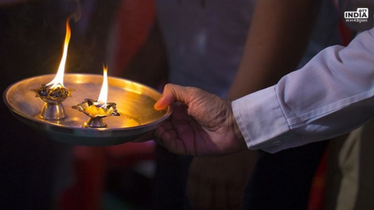 Shaniwar Ke Upay: साल के आखिरी शनिवार को इनमें से कर ले एक उपाय, शनि देव होंगे प्रसन्न