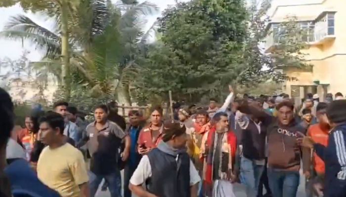 Mob attacks ED team while attempting to raid TMC leader Shahjahan  Sheikh in ration scam