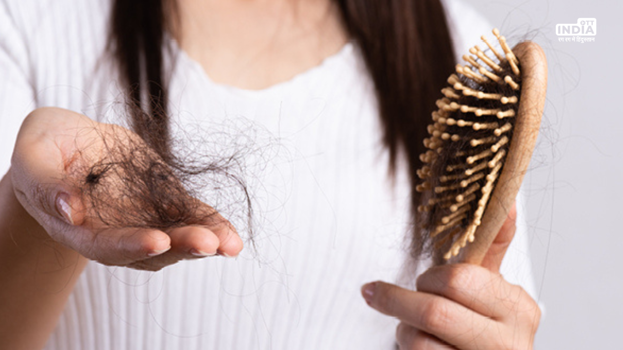 Hair Fall in Winter: सर्दियों में ज्यादा झड़ने लगते हैं बाल, जानें कारण और उपचार