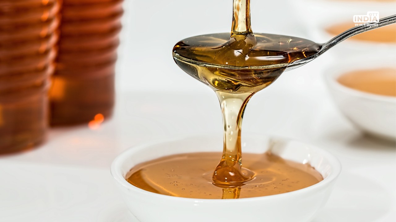 Honey Side Effects: शहद का अत्यधिक सेवन कर देगा आपको बहुत बीमार , सीमित मात्रा में है अमृत