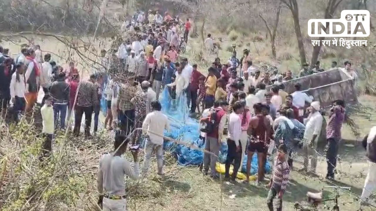 UP के कासगंज में तालाब में श्रद्धालुओं से भरी ट्रैक्टर-ट्रॉली पलटी, 15 की मौत