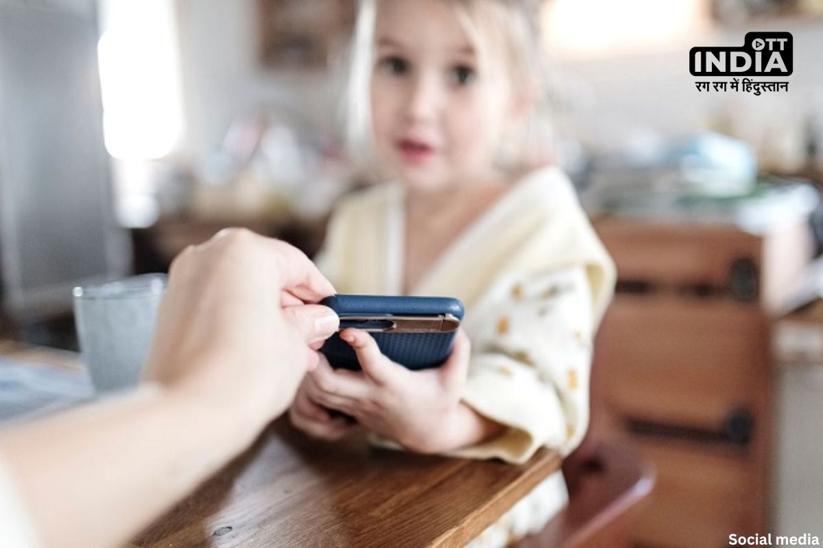 Parenting Tips: आपका बच्चा भी मोबाइल छिनने पर लगता है चिल्लाने, तो ऐसे करें हैंडल