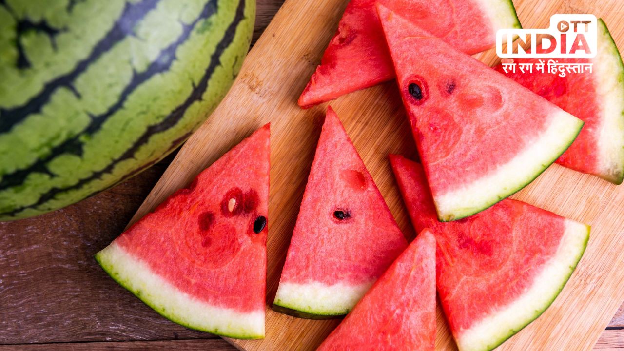 Watermelon Benefits: डिहाइड्रेशन से बचना है तो डेली डाइट में शामिल करें ये फल , बने रहेंगे तारो ताज़ा